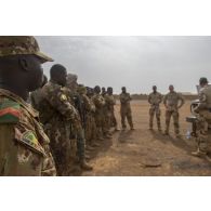 Des instructeurs du 17e régiment du génie parachutiste (RGP) conduisent une sensibilisation au danger des mines auprès de soldat maliens à Ménaka, au Mali.
