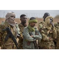 Des soldats maliens assistent à une sensibilisation au danger des mines à Ménaka, au Mali.