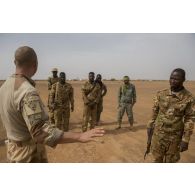 Un instructeur du 17e régiment de parachutiste (RGP) conduit une sensibilisation au danger des mines auprès de soldat maliens à Ménaka, au Mali.