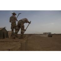 Des sapeurs du 17e régiment du génie parachutiste (RGP) construisent des bastion wall au moyen d'un engin du génie rapide de protection (EGRAP) autour de la base de Ménaka, au Mali.
