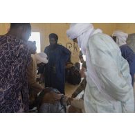 Un médecin du 2e régiment étranger de parachutistes (REP) ausculte un patient à l'école de santé de Ménaka, au Mali.
