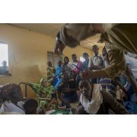 Un médecin du 2e régiment étranger de parachutistes (REP) sensibilise des jeunes à l'usage de compresses à l'école de santé de Ménaka, au Mali.