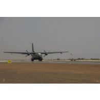 Décollage d'un avion Transall C-160 allemand depuis l'aéroport de Gao, au Mali.