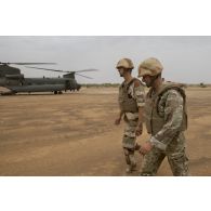 Les généraux Grégoire de Saint-Quentin et Douglas Chalmers se déplacent sur l'aérodrome de Ménaka, au Mali.