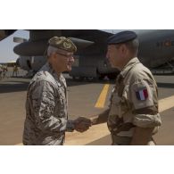 Le colonel Yann de Kermenguy accueille le général Fernando Lopez del Pozo à son arrivée sur l'aéroport de Gao, au Mali.