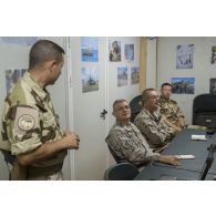 Le colonel Yann de Kermenguy dirige une réunion de commandement aux côtés du général Fernando Lopez del Pozo à Gao, au Mali.