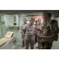 Le général Fernando Lopez del Pozo visite un module d'imagerie médicale auprès d'un médecin en chef de la 6e antenne chirurgicale aérotransportable (ACA) à Gao, au Mali.