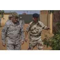 Le colonel Yann de Kermenguy se déplace aux côtés du général Fernando Lopez del Pozo sur la base de Gao, au Mali.