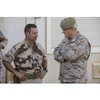 Le colonel Yann de Kermenguy discute avec le général Fernando Lopez del Pozo à Gao, au Mali.