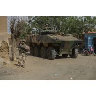 Des légionnaires du 2e régiment étranger d'infanterie (REI) patrouille avec l'appui d'un véhicule blindé de combat d'infanterie (VBCI) dans les rues de Gao, au Mali.