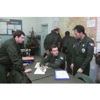Briefing de préparation de mission de pilotes de la FAP (force aérienne de projection) en salle des opérations à l'aéroport de Douchanbé.