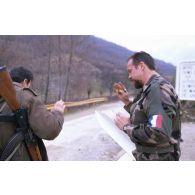 Un adjudant de l'ECPA échange avec un soldat local lors d'une pause en ex-Yougoslavie.
