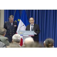 Le ministre de la Défense Jean-Yves Le Drian fait une déclaration aux côtés de l'amiral Edouard Guillaud, chef d'état major des armées (CEMA), en salle Koenig, à Paris.
