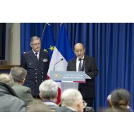 Le ministre de la Défense Jean-Yves Le Drian fait une déclaration aux côtés de l'amiral Edouard Guillaud, chef d'état major des armées (CEMA), en salle Koenig, à Paris.