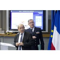 Le ministre de la Défense Jean-Yves Le Drian fait un point sur l'opération Serval aux côtés de l'amiral Edouard Guillaud, chef d'état major des armées (CEMA), en salle Koenig, à Paris.