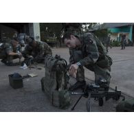 Un marsouin du 2e régiment d'infanterie de marine (2e RIMa) équipe son gilet pare-balles d'une grenade à main sur l'aéroport de Bamako, au Mali.