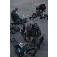 Des marsouins du 2e régiment d'infanterie de marine (2e RIMa) alimentent le chargeur de leur fusil FAMAS sur l'aéroport de Bamako, au Mali.