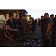 Un chef de groupe du 2e régiment d'infanterie de marine (2e RIMa) briefe ses hommes avant la distribution de munitions sur l'aéroport de Bamako, au Mali.