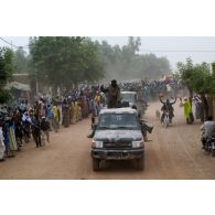 Des habitants accueillent l'arrivée des soldats maliens à bord de leurs pick-up à Niafounké, au Mali.