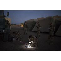 Des soldats communiquent avec leurs proches grâce aux lignes téléphoniques installées sur le camp de Tessalit, au Mali.