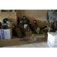 Un para du 1er régiment de chasseurs parachutistes (1er RCP) s'occupe sur son téléphone portable lors d'un bivouac sur le camp de Kidal, au Mali.