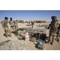 Des soldats réunissent des munitions prises aux terroristes à Tessalit, au Mali.