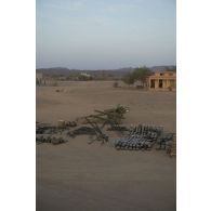 Rassemblement de l'armement et des munitions prises aux terroristes sur le camp de Tessalit, au Mali.