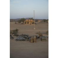 Rassemblement de l'armement et des munitions prises aux terroristes sur le camp de Tessalit, au Mali.