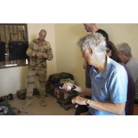 Un infirmier du 2e régiment étranger parachutiste (2e REP) dirige une formation de secourisme auprès d'un groupe de reporters sur le camp de Tessalit, au Mali.