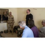 Un infirmier du 2e régiment étranger parachutiste (2e REP) dirige une formation de secourisme auprès d'un groupe de reporters sur le camp de Tessalit, au Mali.