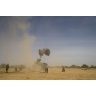 Tir d'obus depuis un camion équipé d'un système d'artillerie (CAESAR) du 11e régiment d'artillerie de marine (11e RAMa) en vallée de Terz, au Mali.
