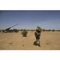 Un bigor du 11e régiment d'artillerie de marine (11e RAMa) transporte un obus de 155 mm pour camion équipé d'un système d'artillerie (CAESAR) dans la vallée de Terz, au Mali.