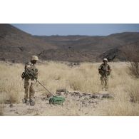 Des sapeurs du 6e régiment du génie (6e RG) inspectent un bidon abandonné en vallée de Terz, au Mali.