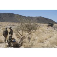 Des sapeurs du 6e régiment du génie (6e RG) inspectent des bidons abandonnés en vallée de Terz, au Mali.