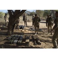 Des sapeurs de la fouille opérationnelle spécialisée (FOS) du 6e régiment du génie (6e RG) saisissent un stock de munitions pour mitrailleuse de 14,5 mm dans une cache d'armes enfouie dans la vallée de Terz, au Mali.