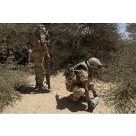 Un élément opérationnel de déminage (EOD) du 6e régiment du génie (6e RG) inspecte un obus trouvé dans la vallée d'Arherebba, au Mali.