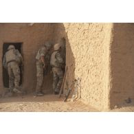 Des sapeurs du 6e régiment du génie (6e RG) fouillent une habitation d'un camp retranché du groupe Al-Qaïda au Maghreb islamique (AQMI) dans la vallée d'Arherebba, au Mali.