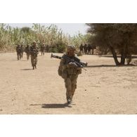 Des marsouins du 2e régiment d'infanterie de marine (2e RIMa) ratissent une forêt dans la région de Tessalit, au Mali.