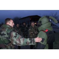 Démonstration de déminage par les militaires du 17e RGP (régiment du génie parachutiste) au général de division aérienne Gaviard, sous-chef d'état-major Opérations de l'EMA (état-major des armées), en visite à l'aéroport de Douchanbé.