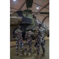 Un instructeur du 5e régiment d'hélicoptères de combat (RHC) encadre une formation sur hélicoptère Tigre EC-665 HAD B2 auprès de stagiaires maliens à Gao, au Mali.