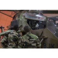 Un instructeur du 5e régiment d'hélicoptères de combat (RHC) encadre une formation sur hélicoptère Tigre EC-665 HAD B2 auprès de stagiaires maliens à Gao, au Mali.