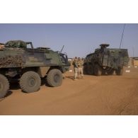 Des soldats estoniens circulent à bord de leurs blindés Patria Pasi sur le camp de Gao, au Mali.