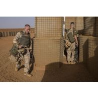Des soldats estoniens prennent position sur un poste de garde du camp de Gao, au Mali.