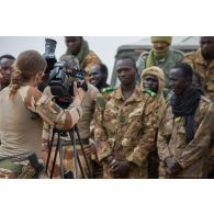 L'opérateur vidéo Marie filme une formation de déminage encadrée par un instructeur du 17e régiment du génie parachutiste (RGP) auprès de soldats maliens à Ménaka, au Mali.