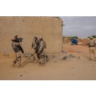 L'opérateur vidéo Marie et l'officier image Stéphane filment des soldats estoniens en patrouille dans les rues de Gao, au Mali.