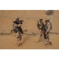 L'opérateur vidéo Marie et l'officier image Stéphane filment des soldats estoniens en patrouille dans les rues de Gao, au Mali.