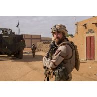L'officier image Stéphane suit une patrouille de soldats estoniens à bord de leur blindé Patria Pasi dans les rues de Gao, au Mali.