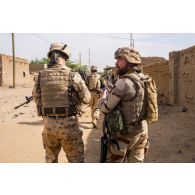 L'officier image Stéphane suit une patrouille de soldats estoniens dans les rues de Gao, au Mali.