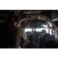 L'officier image Stéphane filme l'équipage à la manoeuvre dans le cockpit d'un avion ravitailleur Boeing C135 FR au-dessus du Niger.