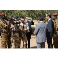 L'opérateur vidéo Marie et l'officier image Stéphane filment l'interview de l'ambassadeur Xavier Lapeyre de Cabanes à Dori, au Burkina Faso.